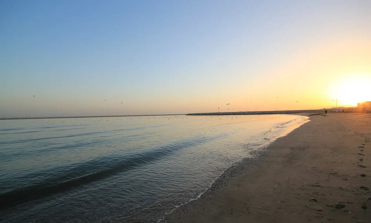 شروق الشمس على شاطئ السيب